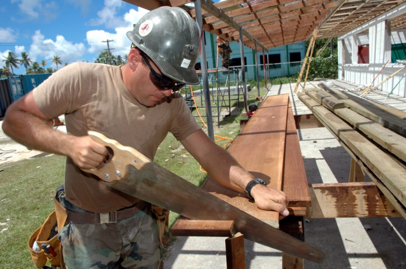 ebeniste-AUVARE-min_worker_construction_building_carpenter_male_job_build_helmet-893290